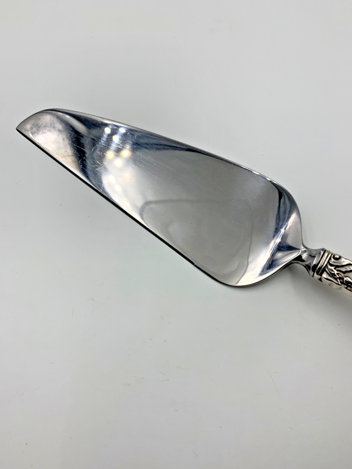 Oneida Damask Rose Sterling Cake Server Silver Handle 10-1/2″ AAR-12/25