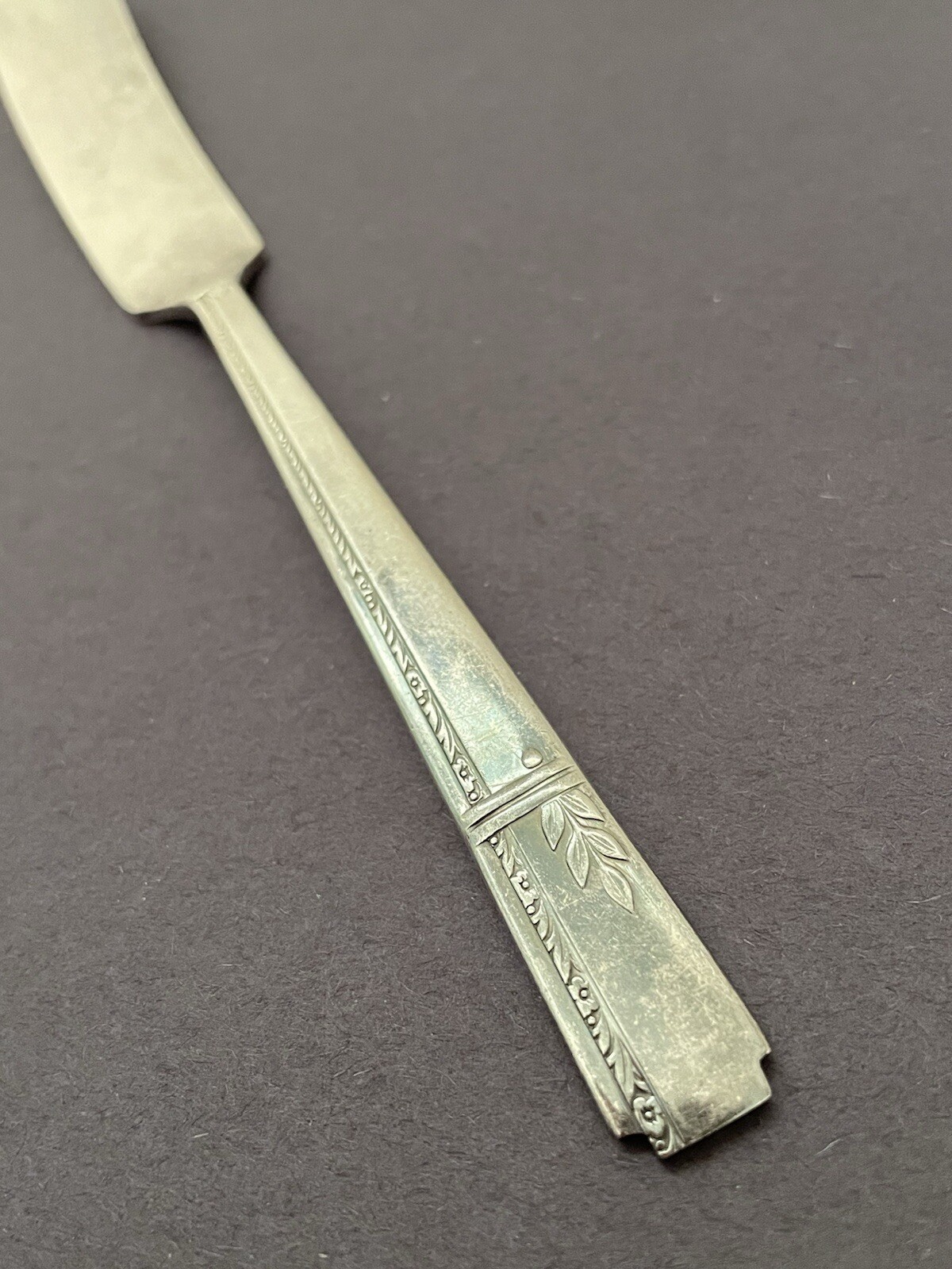 Vintage Oneida Grenoble Heirloom Master Butter Knife 7-1/4″ Plate Silverplate