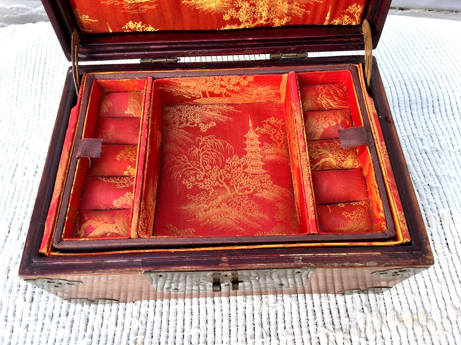 VINTAGE BRASS INLAID CHINESE WOODEN JEWELLERY TRINKET BOX with INNER TRAY
