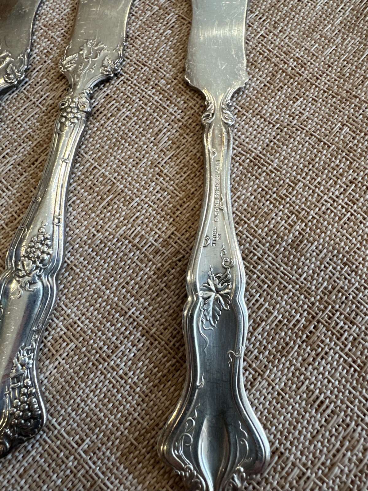 1847 Roger Bros Triple Butter Spreader Knives Vintage Pattern Vine And Grapes 3