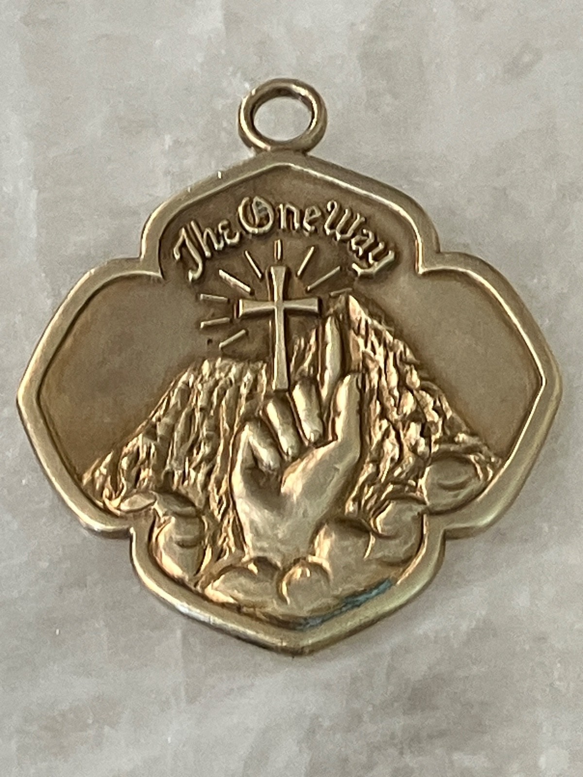 VINTAGE 1975 ANSON THE ONE WAY CHRISTIAN CROSS PENDANT MEDALLION 1.75″ 12G