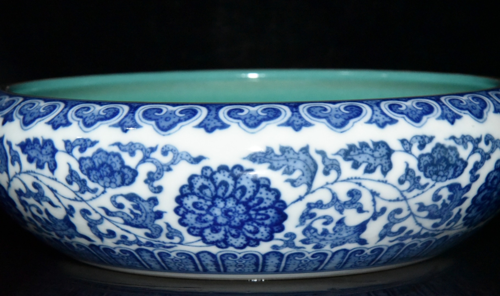Yongzheng of the Qing Dynasty Blue and white Green glazed lotus pattern pen wash