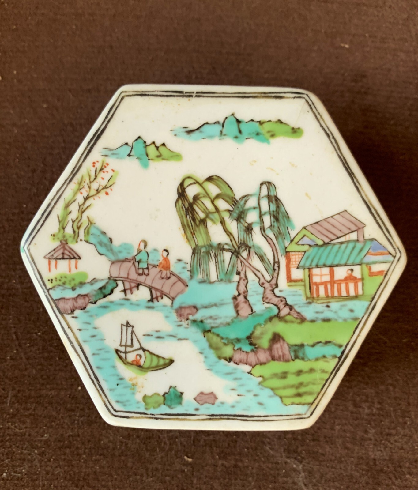 ANTIQUE BEAUTIFUL CHINESE POECELAIN HAND PAINTED SMALL JEWELERY OR POWDER BOX
