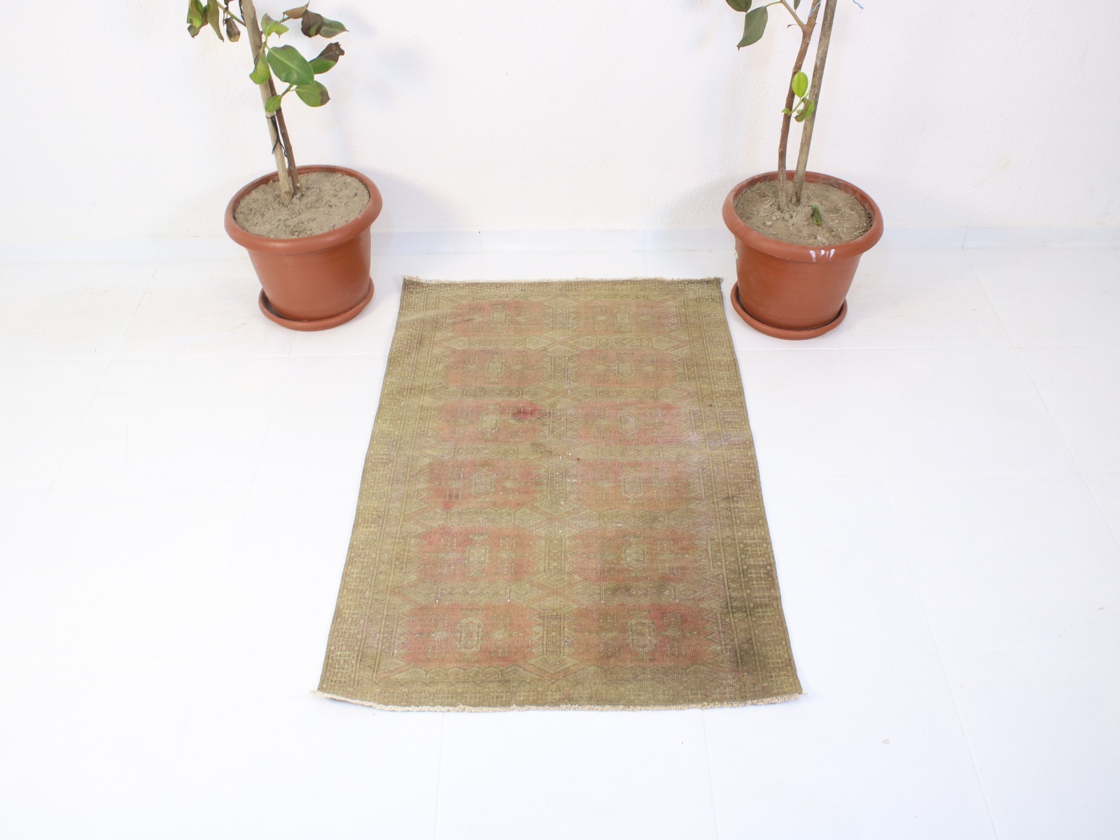 2.7 x 4.1 ft Faded Red Beige Turkish Area Rug – Handwoven Wool Vintage Distresse