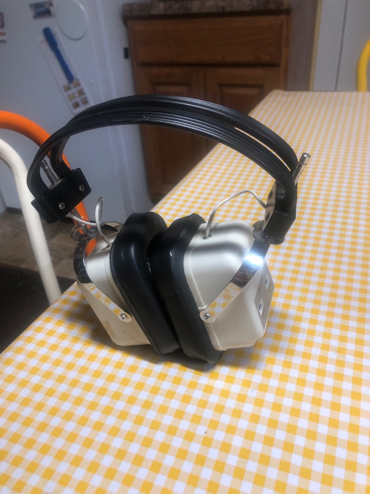 Triumph The Headhugger 5 Transistor Headset Radio – Works – READ Listing