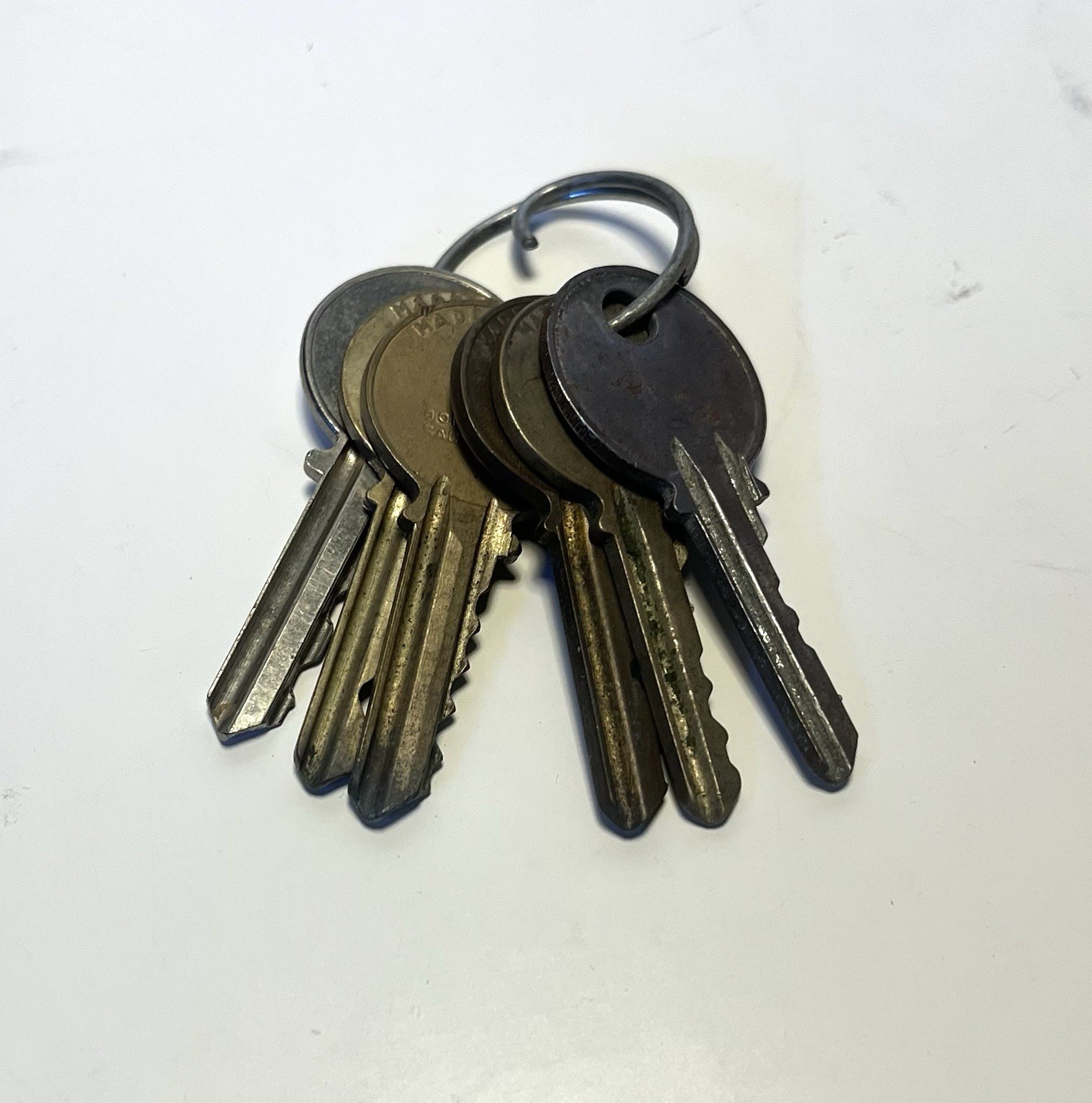 Job Lot 6 Mixed Vintage Flat Metal YALE & TOWNE ILCO Y-1 Keys on Thin Split Ring