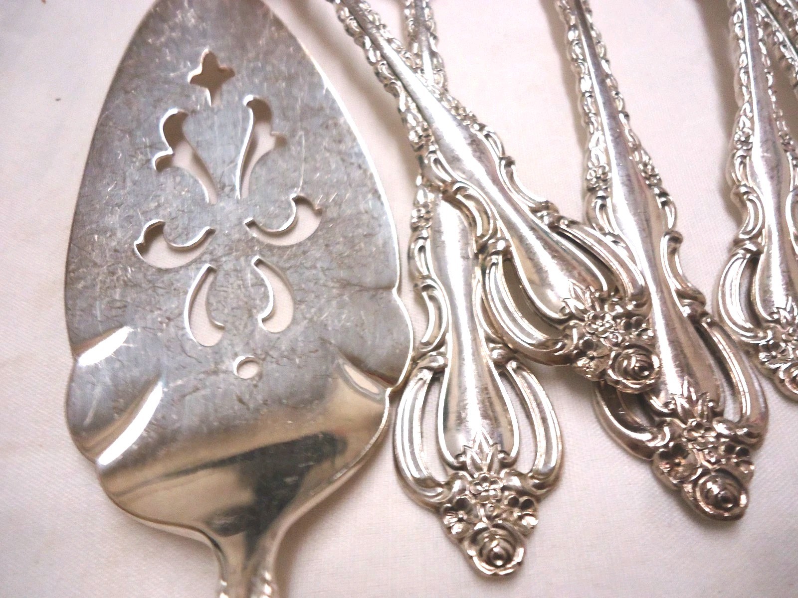 ASSORTED SILVERPLATE FLATWARE MIXED LOT BULK 130-PIECES