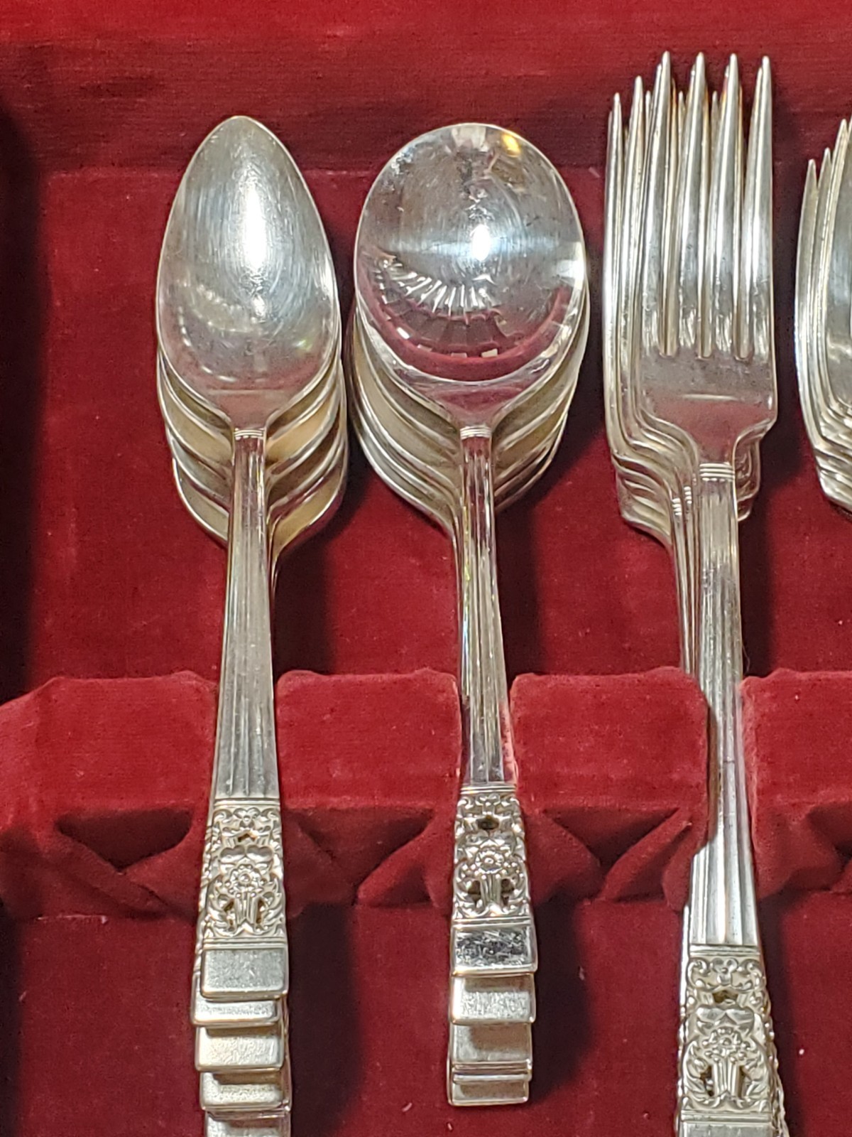 Vintage Oneida Community Flatware CORONATION Pattern In Wood Case 65 Pieces C14