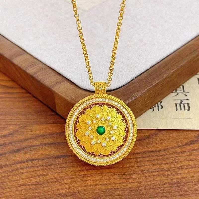 Gold-Plated Green Gemstone Maple Leaf Compass Pendant Necklace with Rotating