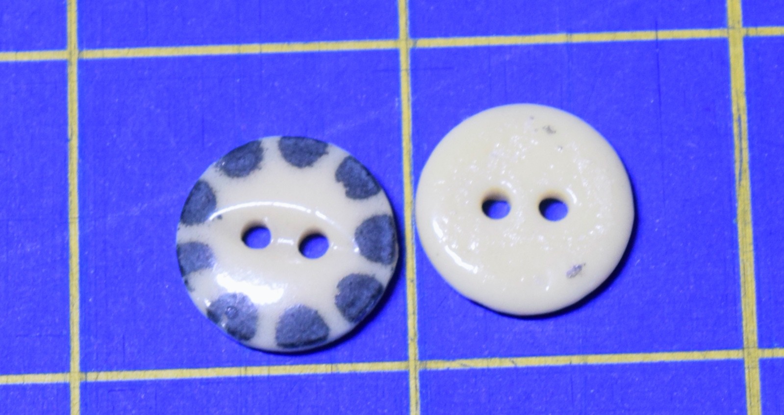 4045 1 antique china stencil button, black dots on edge, round, two hole