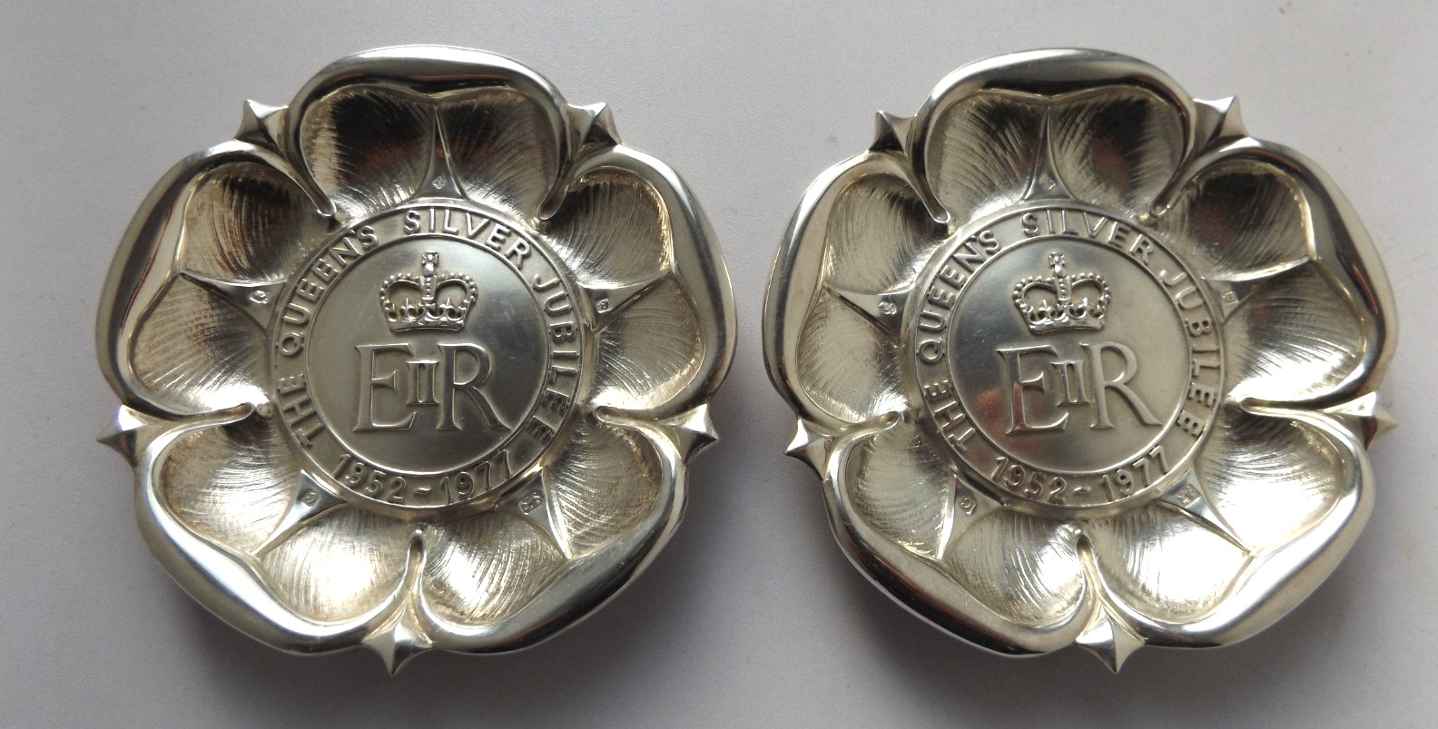 PAIR OF SILVER 925 ASPREY LONDON QUEEN ELIZABETH II SILVER JUBILEE ROSE DISHES