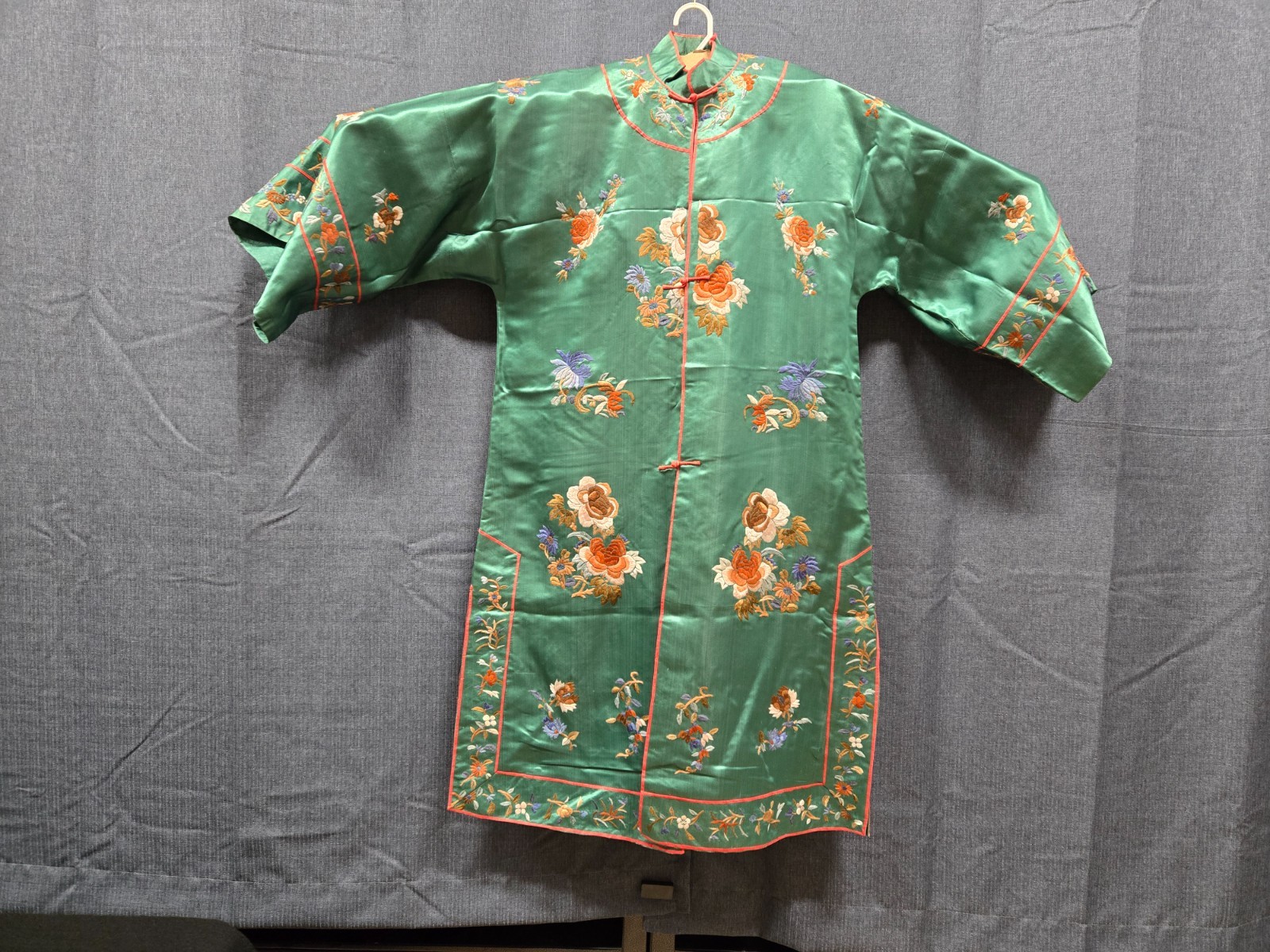 Embroidered Vintage Chinese silk robe (Woman’s English size 8-10)