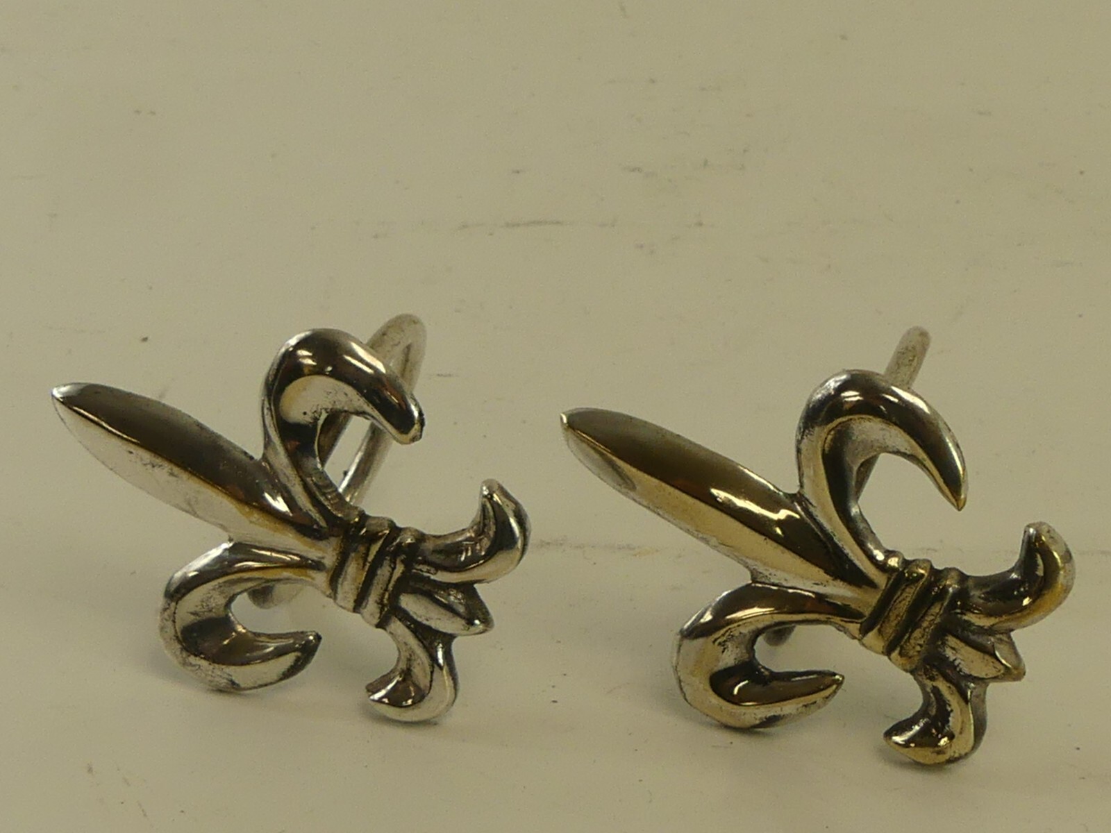 (ref288AY) Pair of vintage fleur de lys silver plated napkin rings
