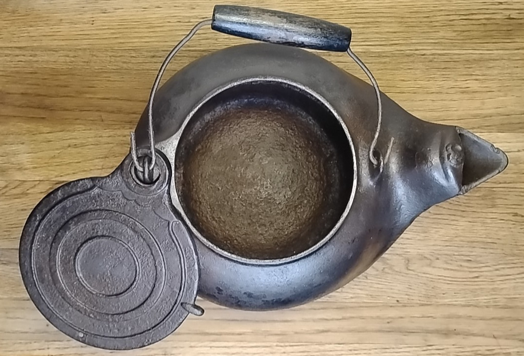 Antique Cast Iron Tea Kettle Gate Mark Embossed 8 & RT Wood Handle Red Iron