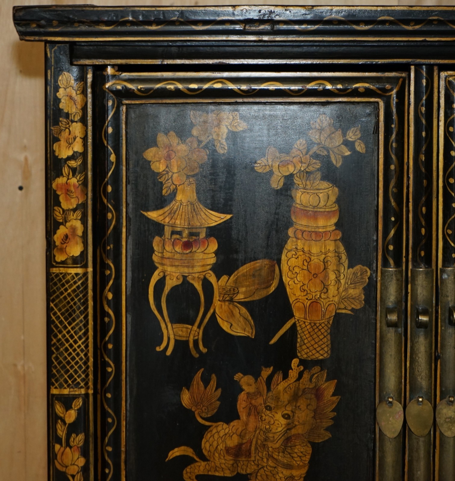CHINESE EXPORT CHINOISERIE CIRCA 1920 PAINTED LACQUERED WEDDING CABINET WARDROBE