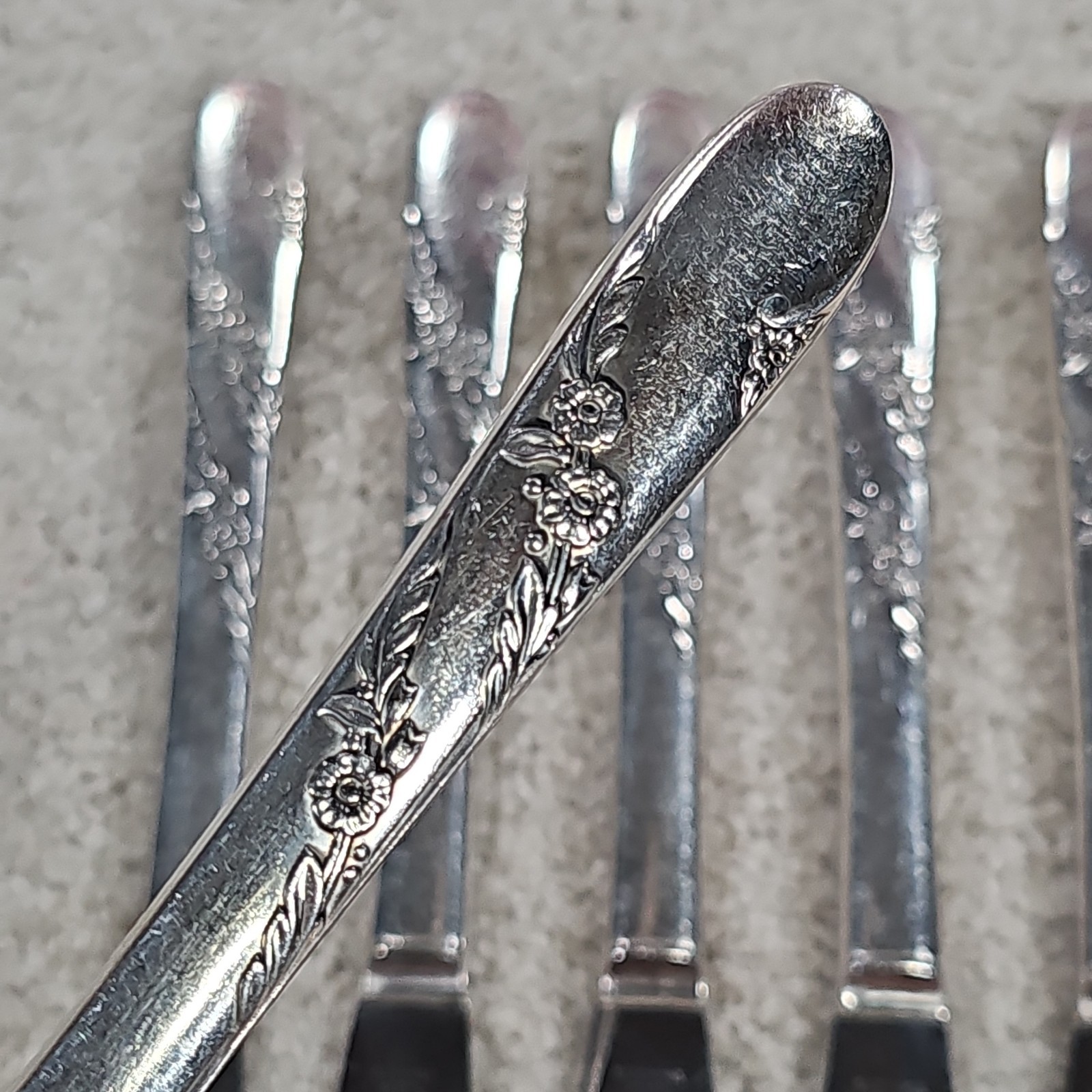 8 Vintage Tudor Plate Oneida Community Dinner Knives Bridal Wreath Floral 1946