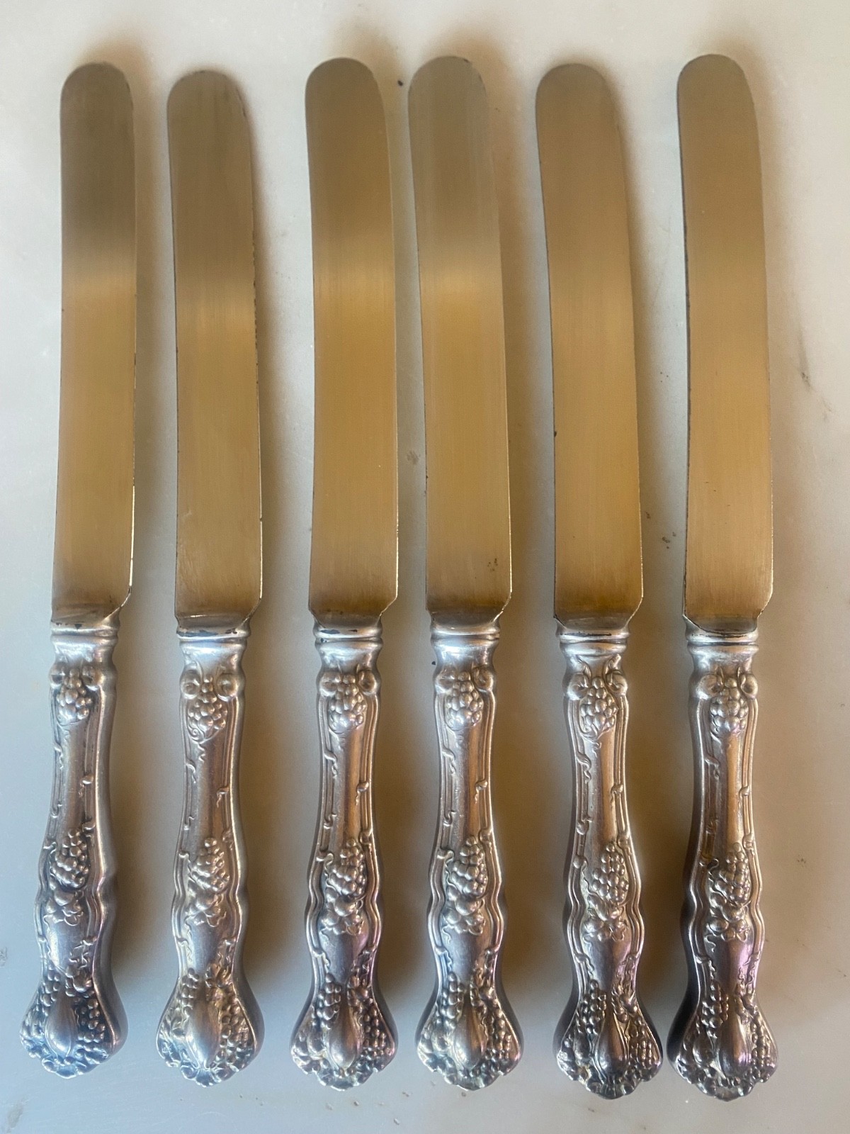 Set of 6 Antique 1847 Rogers Bros 1904 VINTAGE Grapes Silverplate Dinner Knives