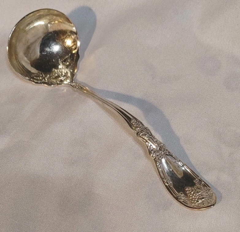 Wm Rogers Onieda 1881 La Vigne Silverplate Sauce Gravy Ladle