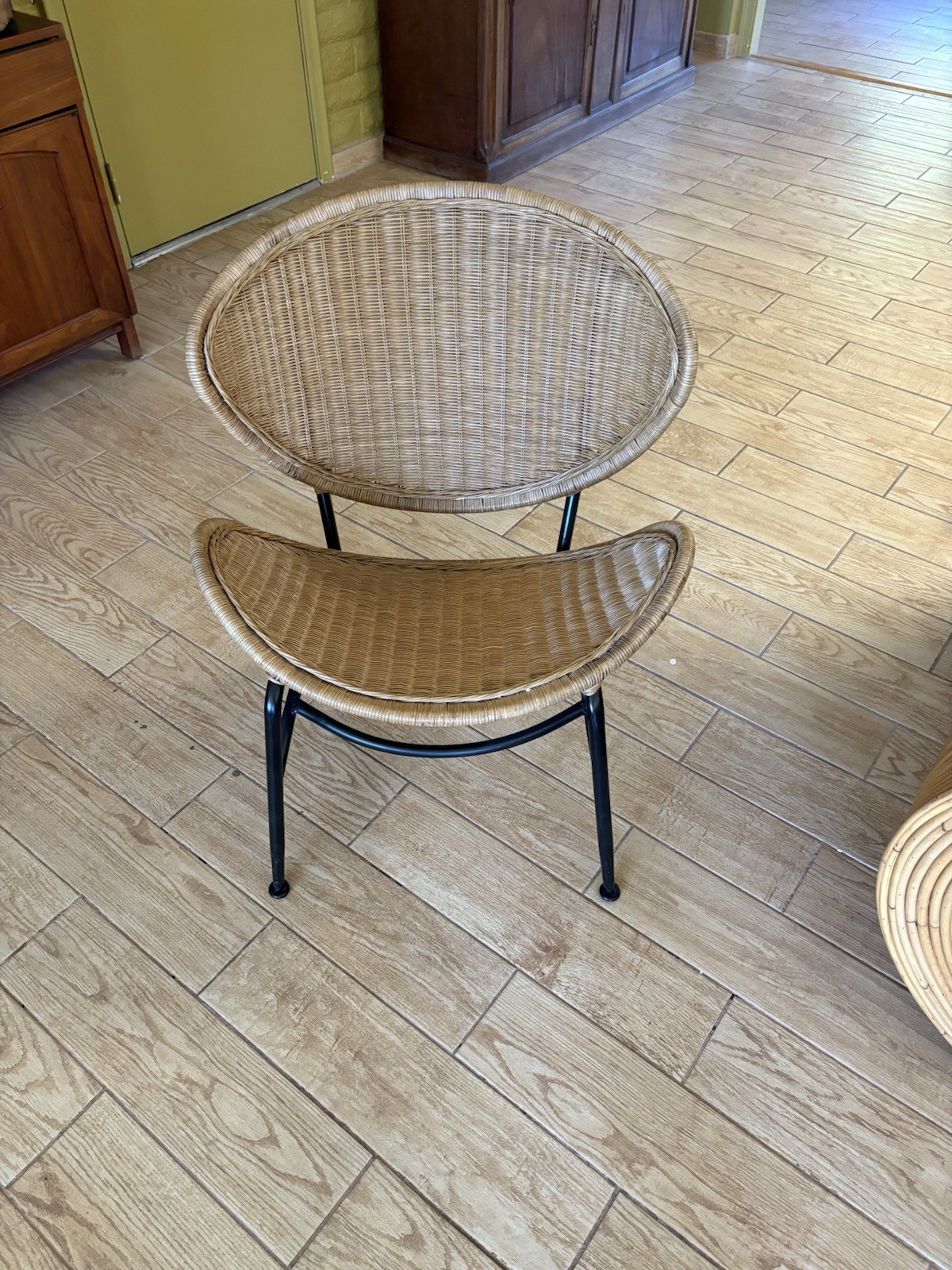 1970s mid century modern Rattan Clam Chair Great Condition.