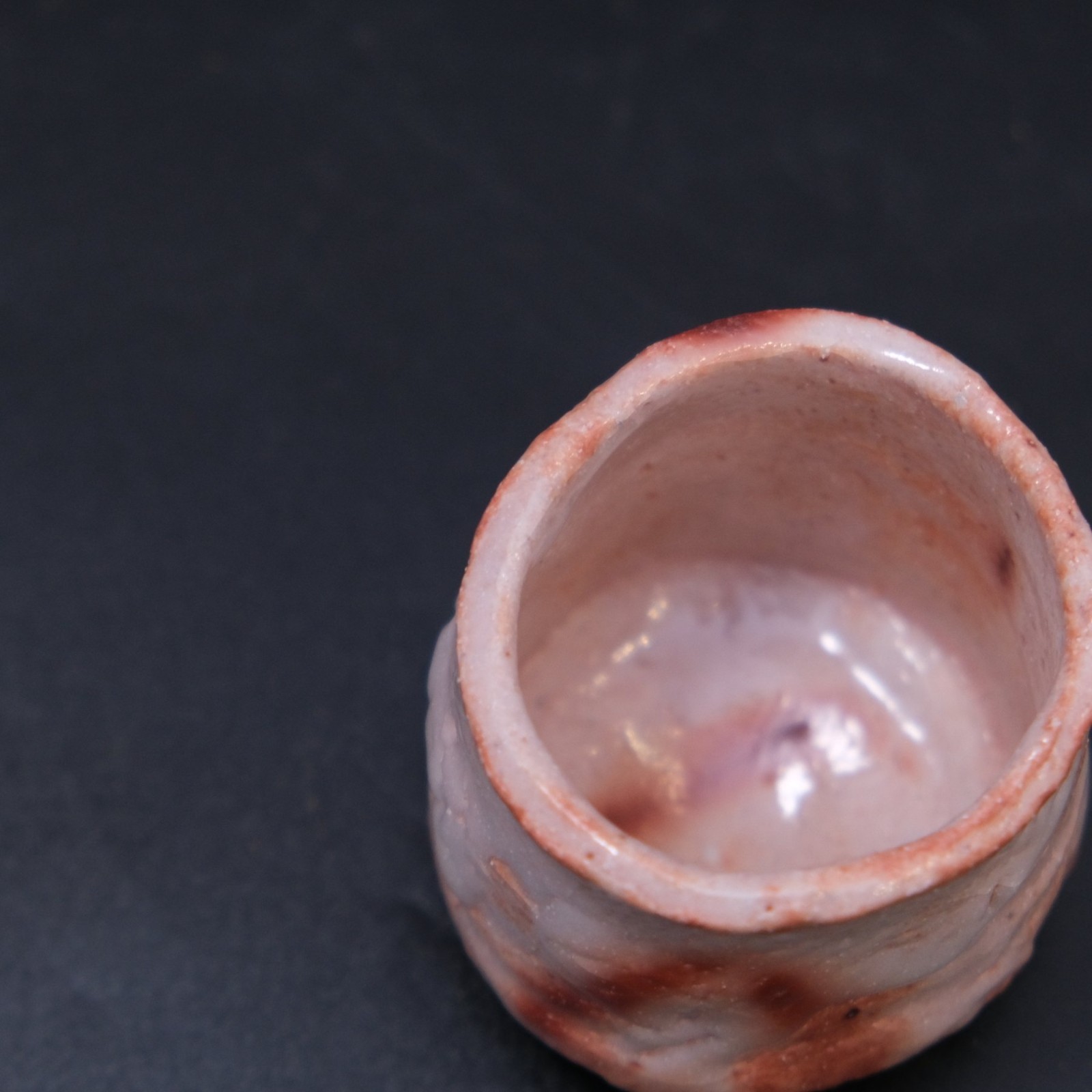 0919c Ysuo Tamaoki (玉置保夫）Japanese Shino ware pottery Sake Cup with Box