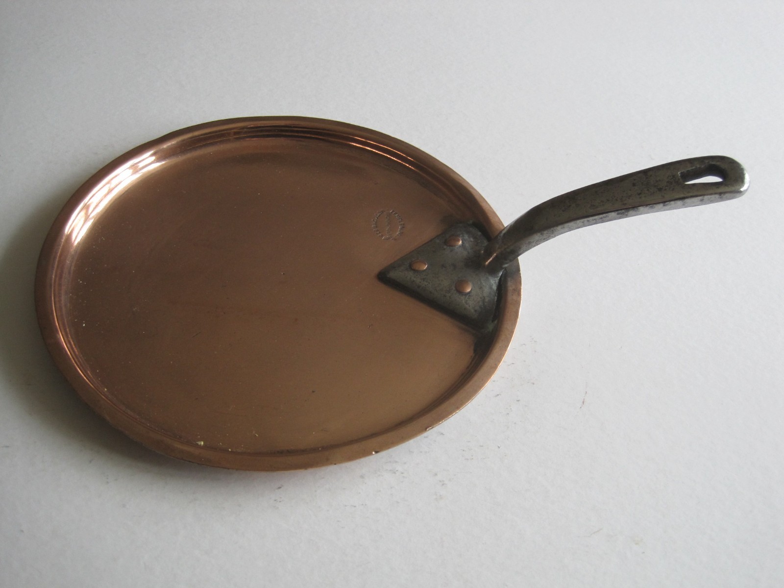 ANTIQUE VICT. COPPER PAN LID W/IRON HANDLE TO SUIT 7″ DIA. PAN TEMPLE & CROOK