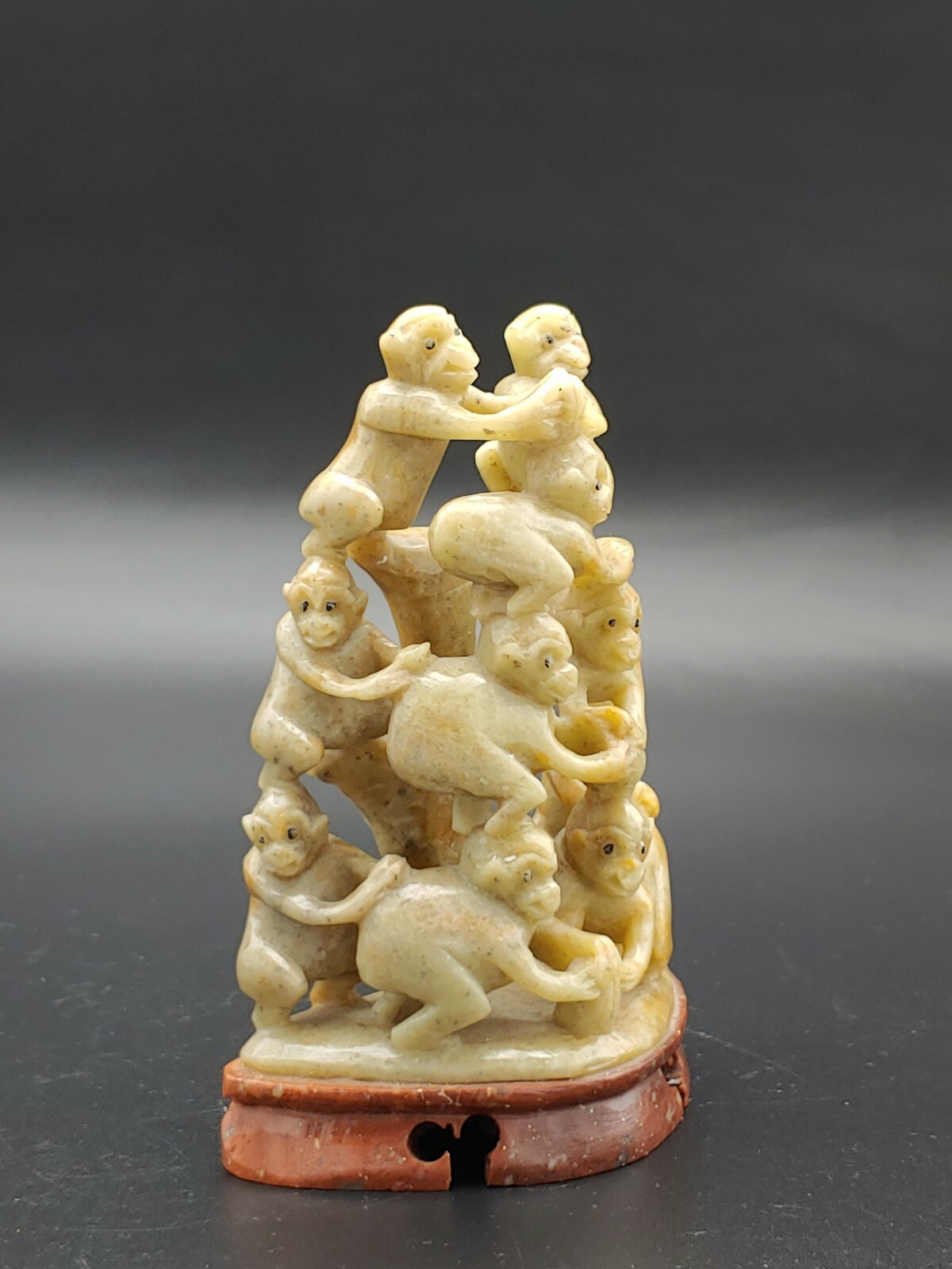 青田石雕像 群猴献瑞 Chinese Qingtian Stone Carved Monkey Stacking Dedicate Peach Figurine