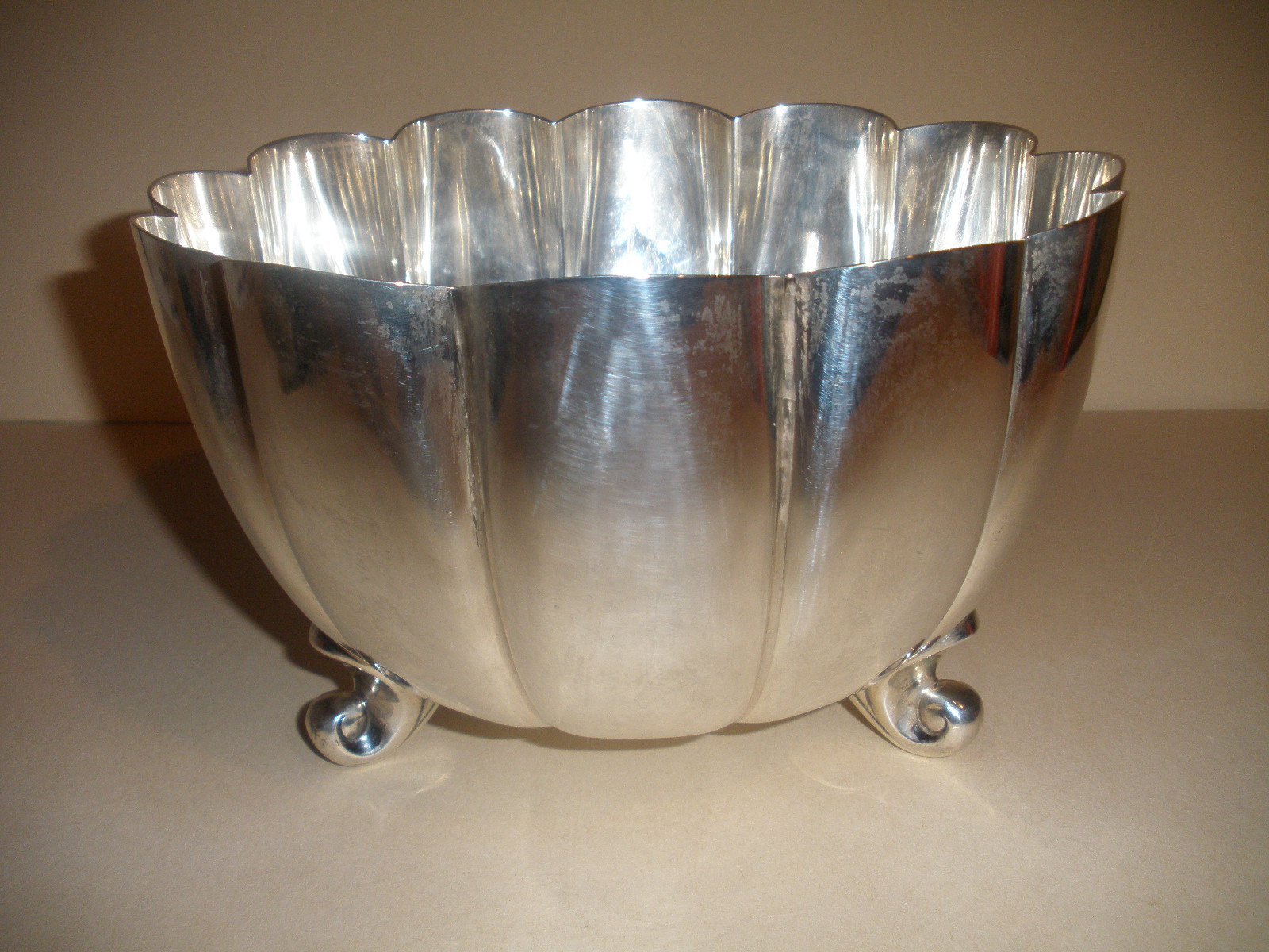 VINTAGE TUTTLE JE CALDWELL STERLING SILVER FOOTED CENTER BOWL HAND FLUTED 909.9G