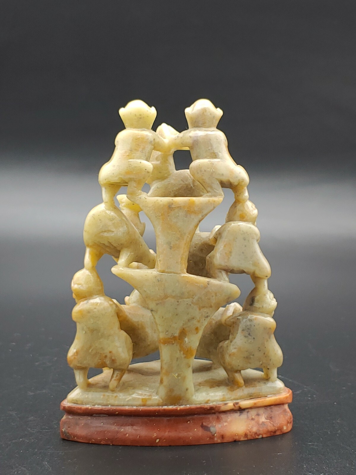 青田石雕像 群猴献瑞 Chinese Qingtian Stone Carved Monkey Stacking Dedicate Peach Figurine