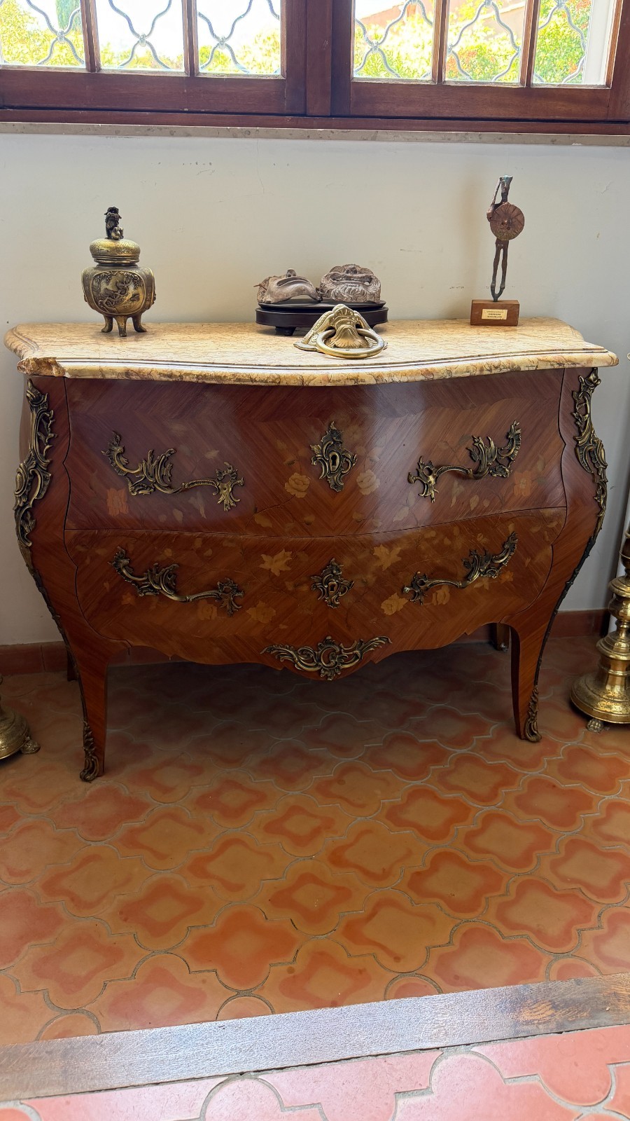 Commode galbée style Louis XV avec plateau marbre