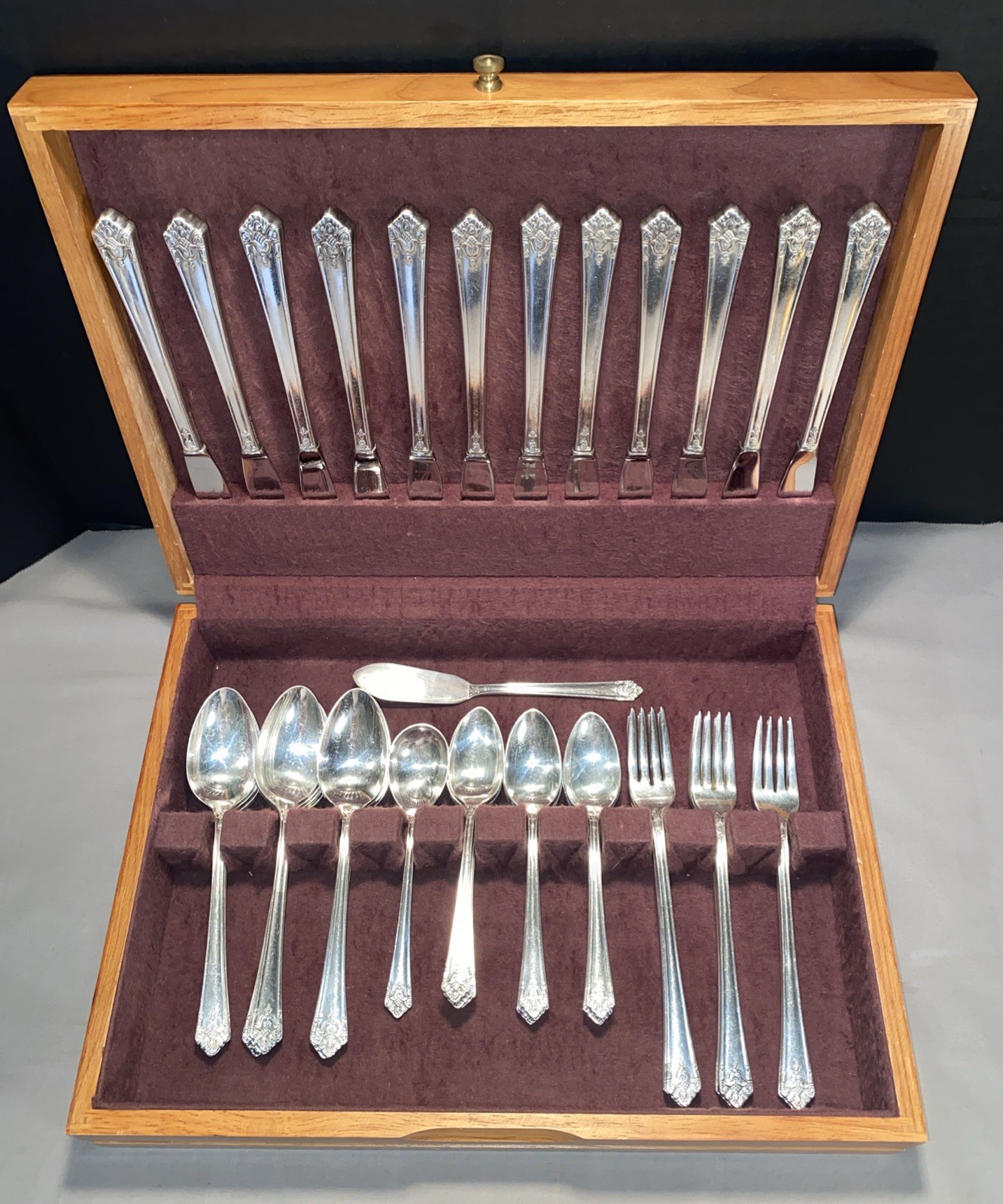 50pc Art Deco Her Majesty 1931 Silverplate International Silver Serves 12 + Box
