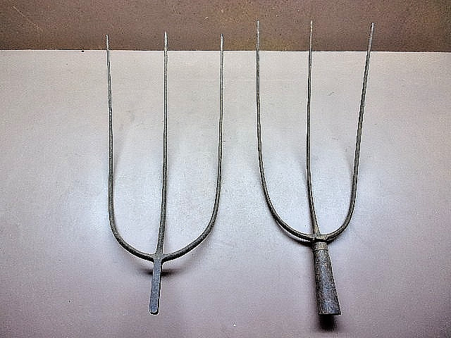TWO (2) VINTAGE 3-TINE PITCHFORK HEADS 14″ & 17″ RUSTIC EARLY FARM GARDEN TOOLS