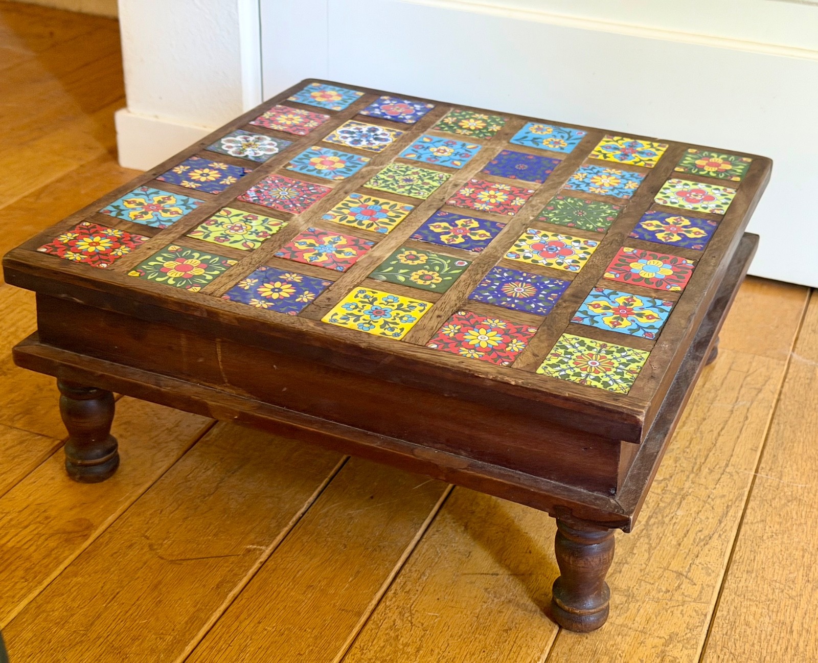 Monterey Style Top Table Riser with 36 Colored Tiles-Folk Art 15×15