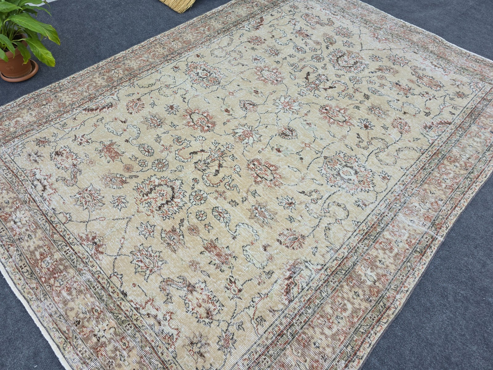 6′ x 9′ Vintage Wool Oushak Are Rug, Turkish Rug, Beige Hand-Knotted Bedroom Rug