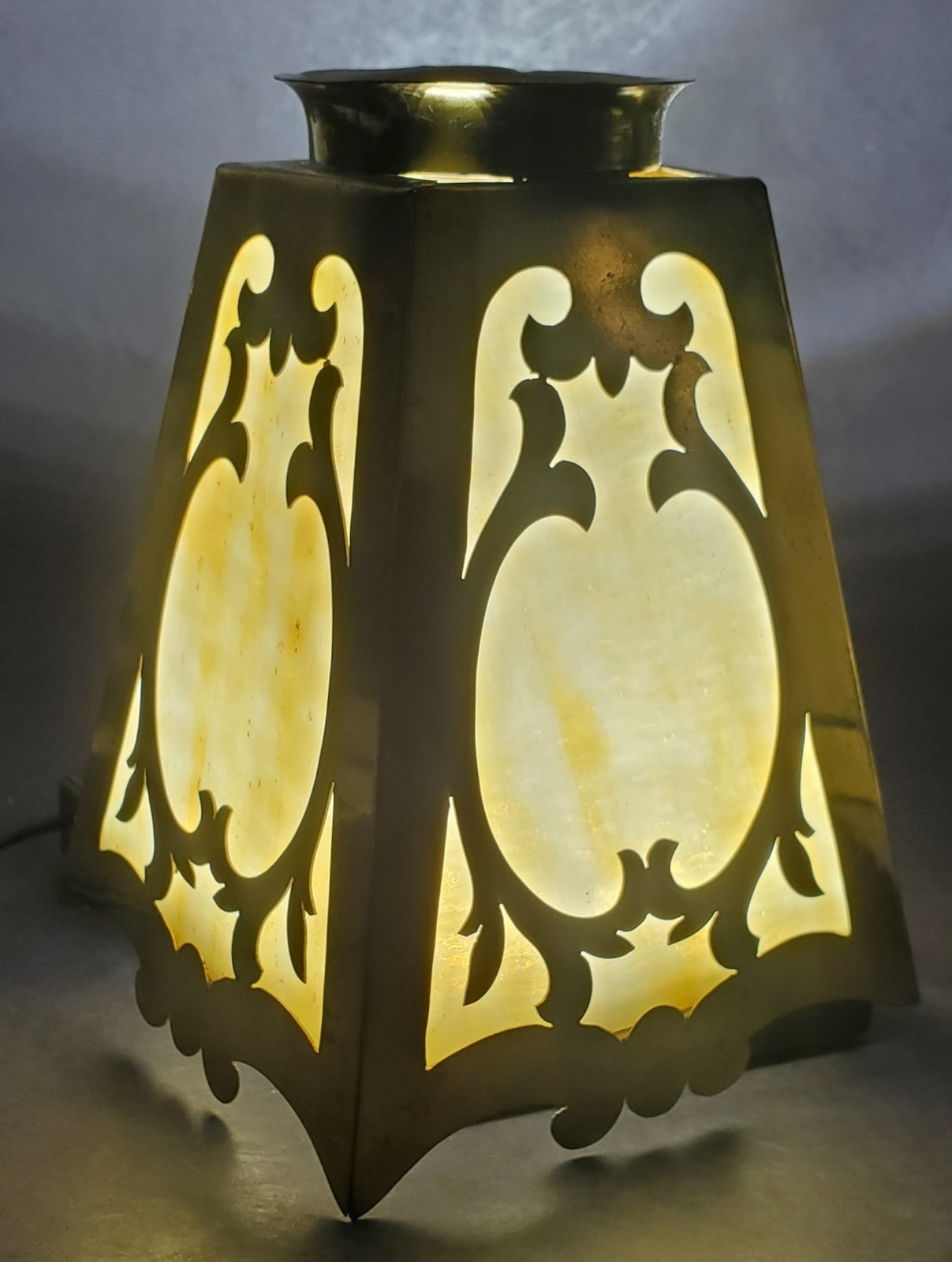 * Slag Glass lamp shade BRASS – style Arts & Craft Prairie School 2-1/4″ fitter