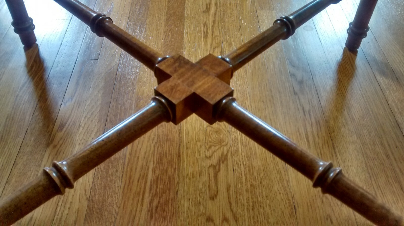 Square end table with beveled glass top inlay and raised edge 27x27x22 – EUC