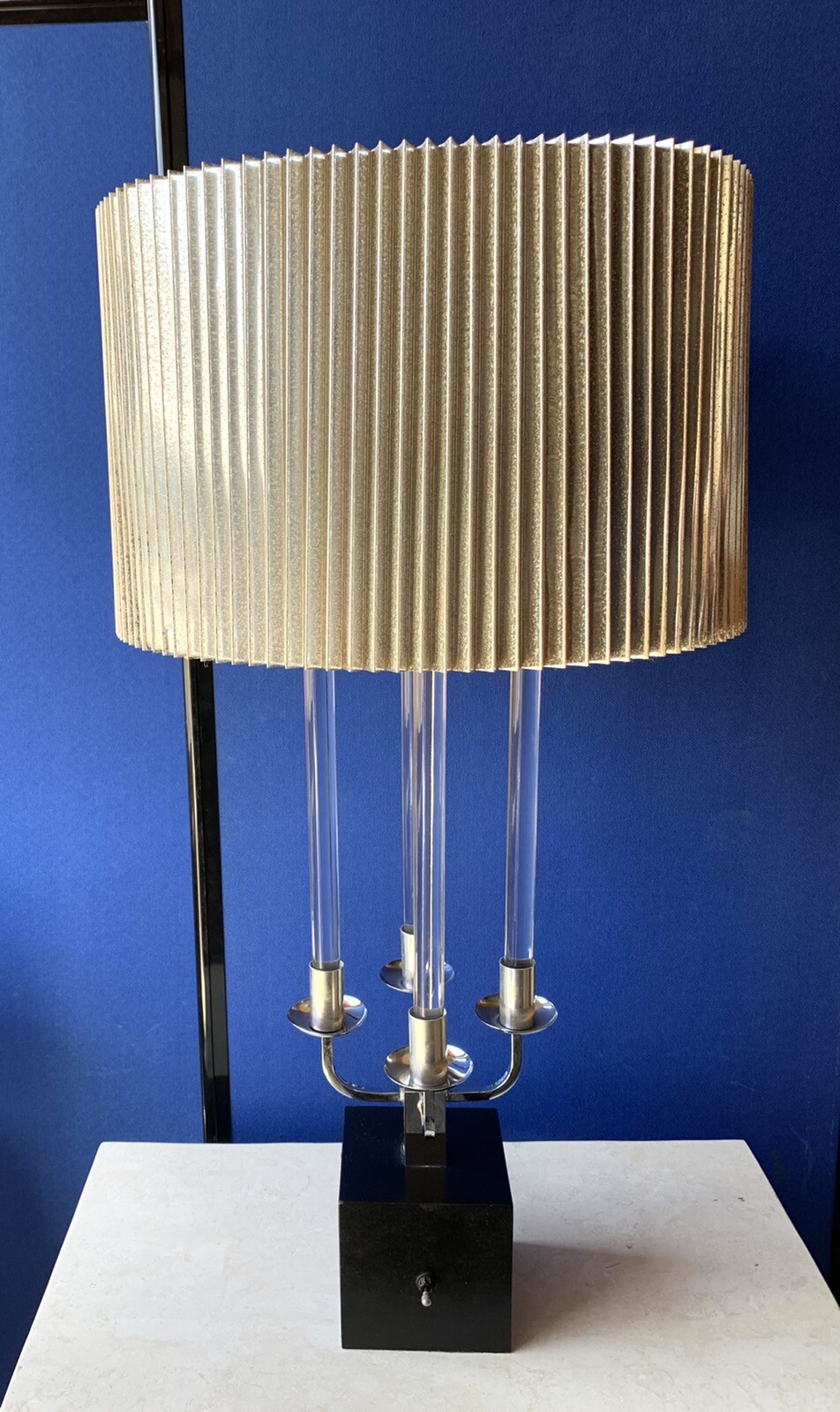 TOMMI PARZINGER MID CENTURY MODERN LUCITE AND NICKEL LAMP