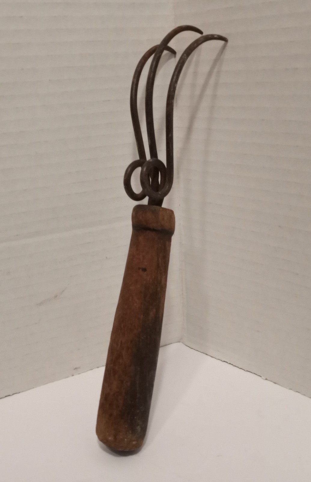 Antique 3-Prong Metal Garden 9″ Hand Claw Fork w/Wood Handle -Farm Barn Tool