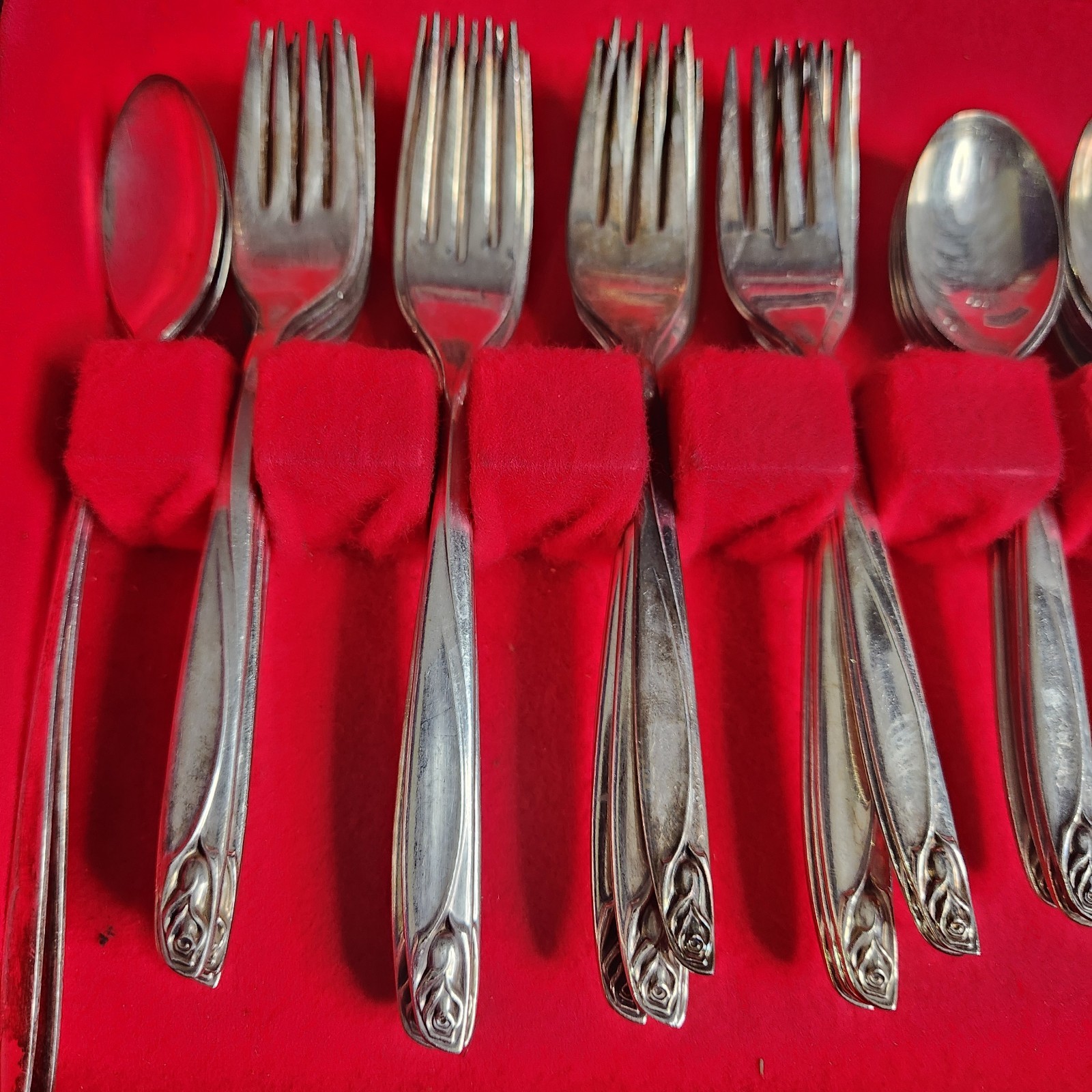 International Silver Deep Silver Inlaid 65 pcs With Drawer Box Dinner Flatware
