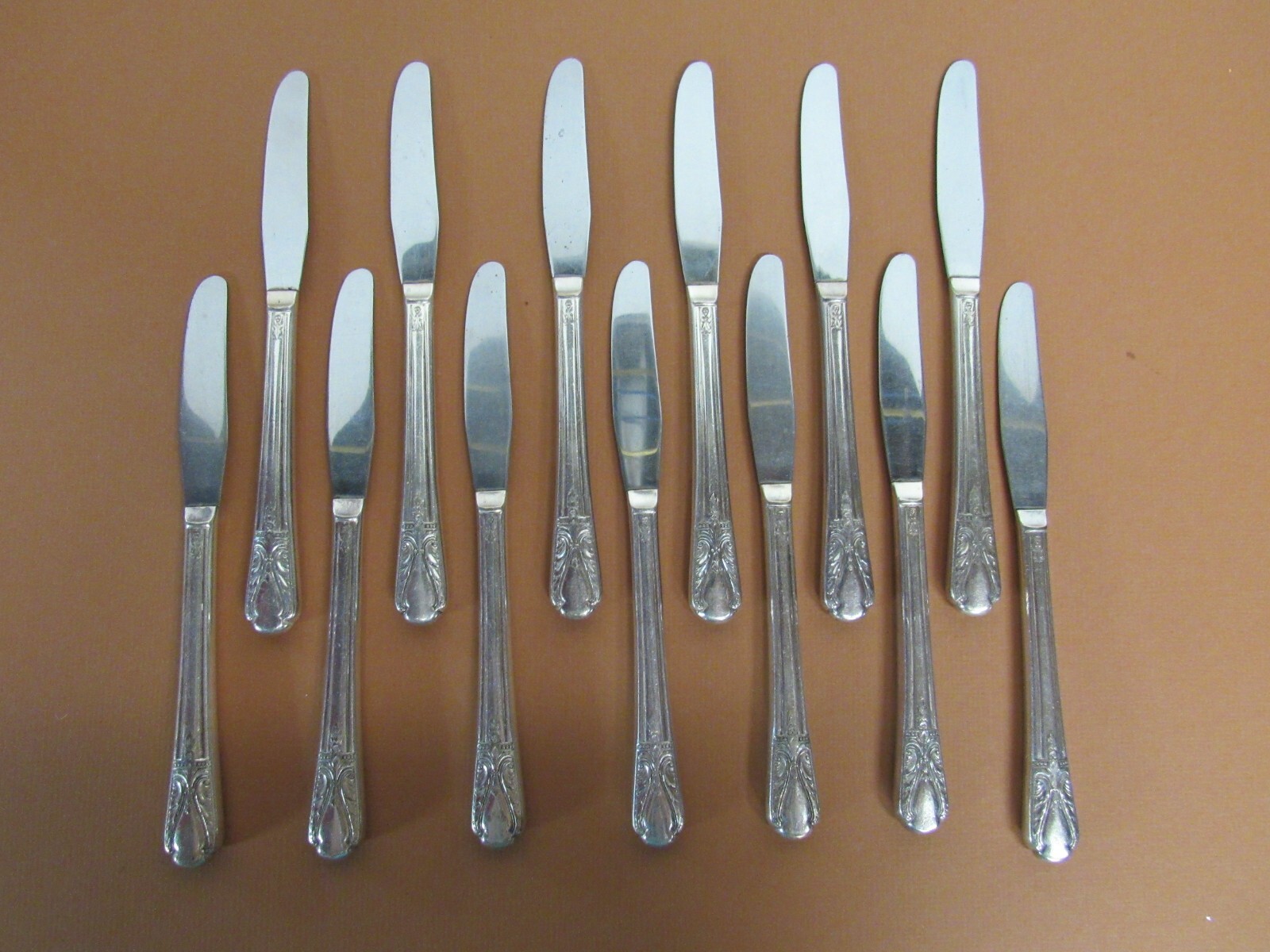 Avalon-Cabin (Silverplate, 1940) International Silver ~ 13 Grille Knives 8 1/2″
