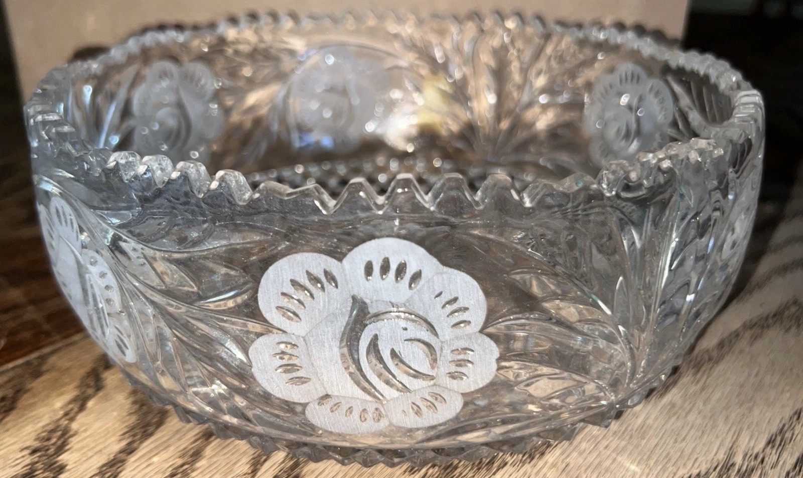 Vintage Heavy 24% Lead Crystal Bowl 8″ Round Sawtooth Edge Floral & Leaf Pattern