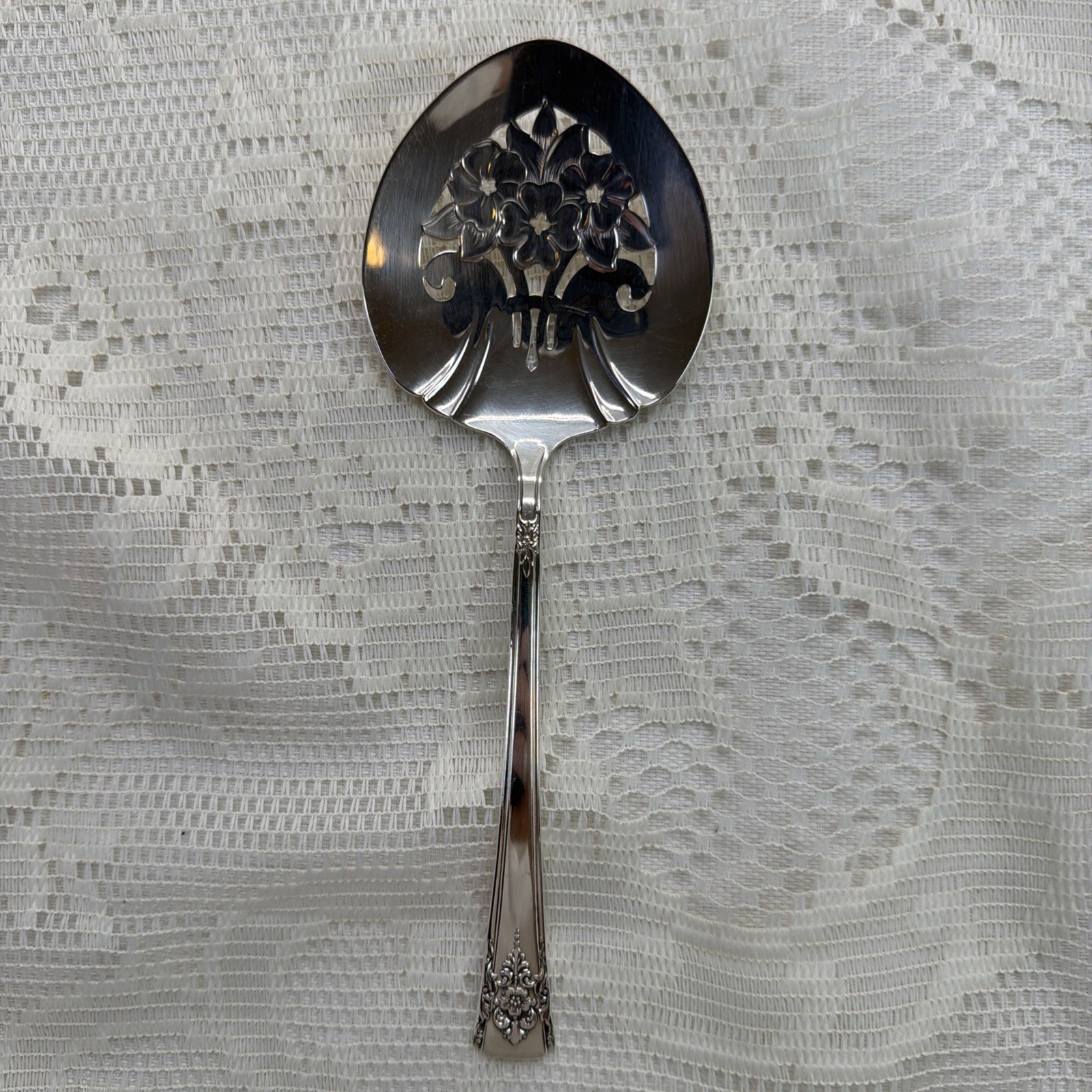 IS Daffodil Pierced Tomato Server William Rogers Silverplate Vtg Flatware
