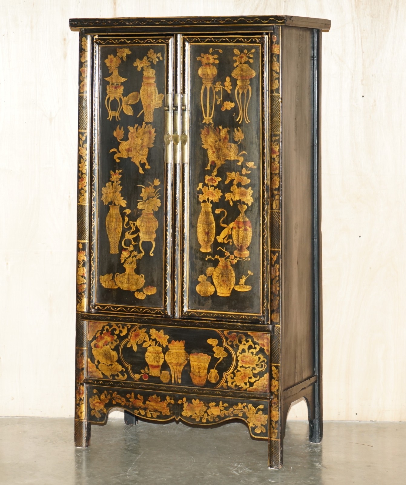 CHINESE EXPORT CHINOISERIE CIRCA 1920 PAINTED LACQUERED WEDDING CABINET WARDROBE