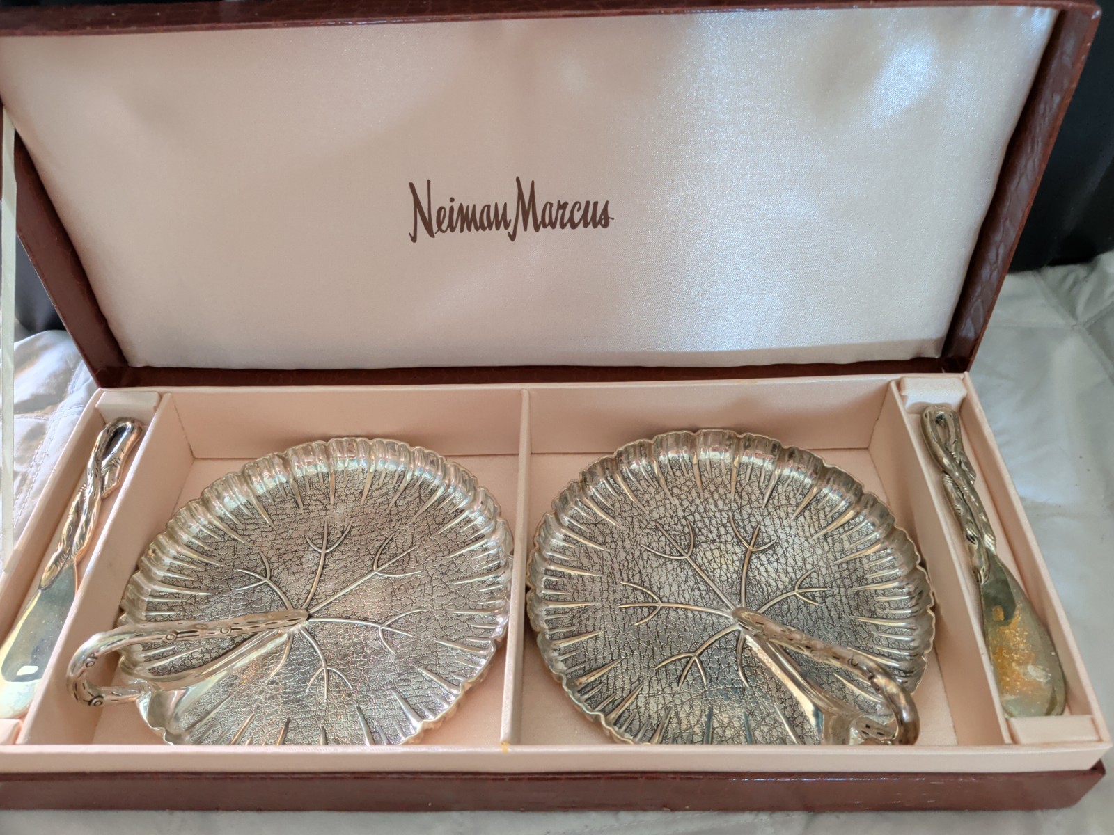 New Inbox Vintage Neiman Marcus 2 Godinger Hors D’oeuvre Tray & 2 Knife Set 6″