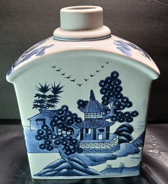 Beautiful Porcelain Vase Made Before The century 18 Very Rare Very Cheap 8”x5”