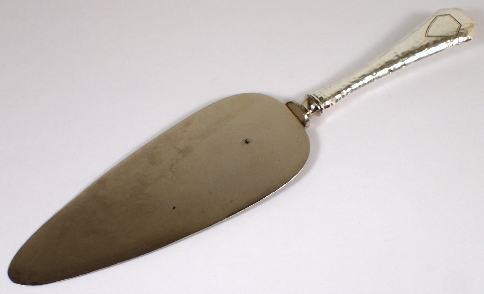 Vtg Hand Hammered Crest Shield Sterling Silver Handle 9 7/8″ Cake Pie Server