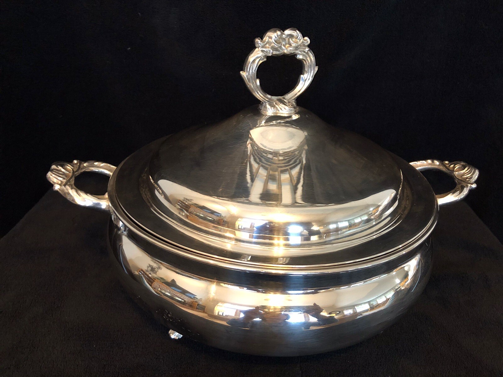 VINTAGE “ENGLISH SILVER” MFG CORP USA BY LEONARD FOOTED CASSEROLE DISH WITH LID