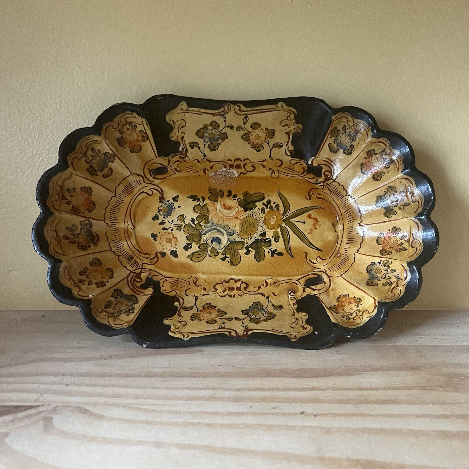 PRETTY LATE VICTORIAN PAPIER MACHE DISH WITH HAND PAINTED DECORATION c.1899