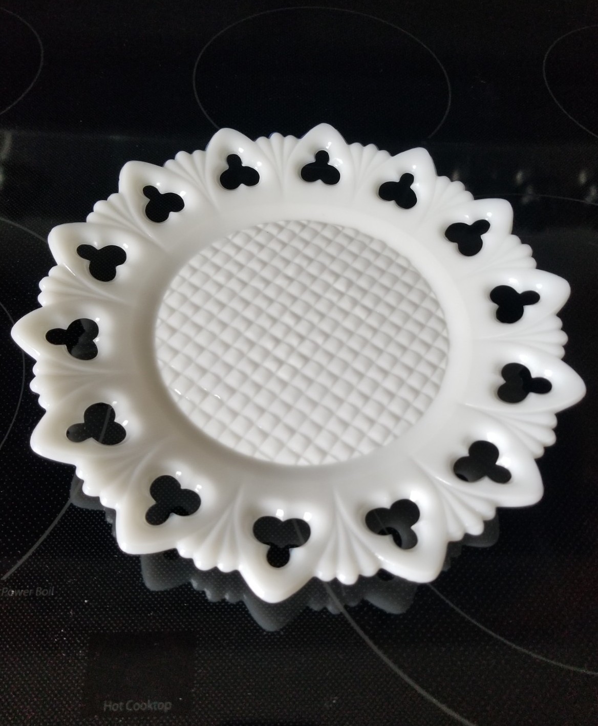 Gorgeous Rare 9 3/4″ Diameter Opalescent Antique Milk Glass Decorative Plate EUC