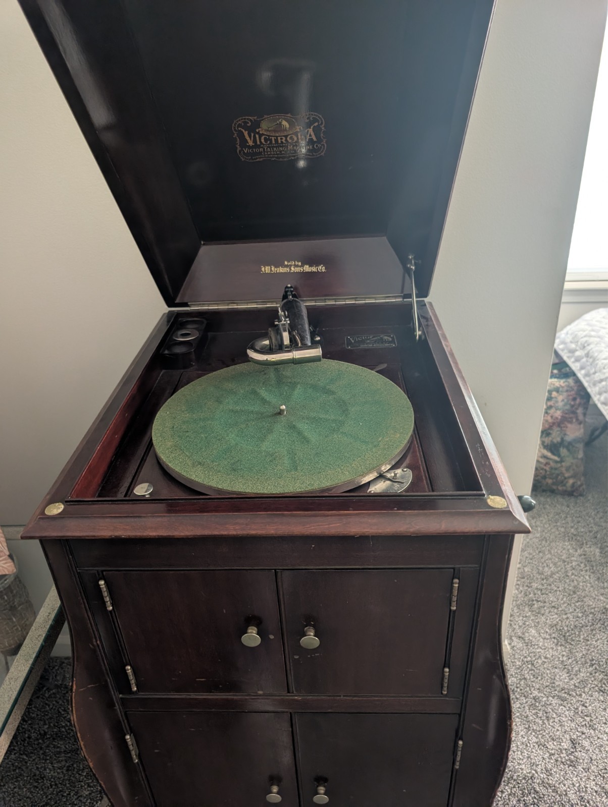 1900 Victoria Record Player