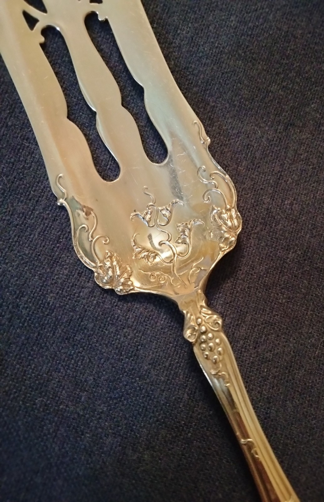 silverplated cake serving fork VINTAGE 1904 grape pattern 1847 ROGERS BROS monod